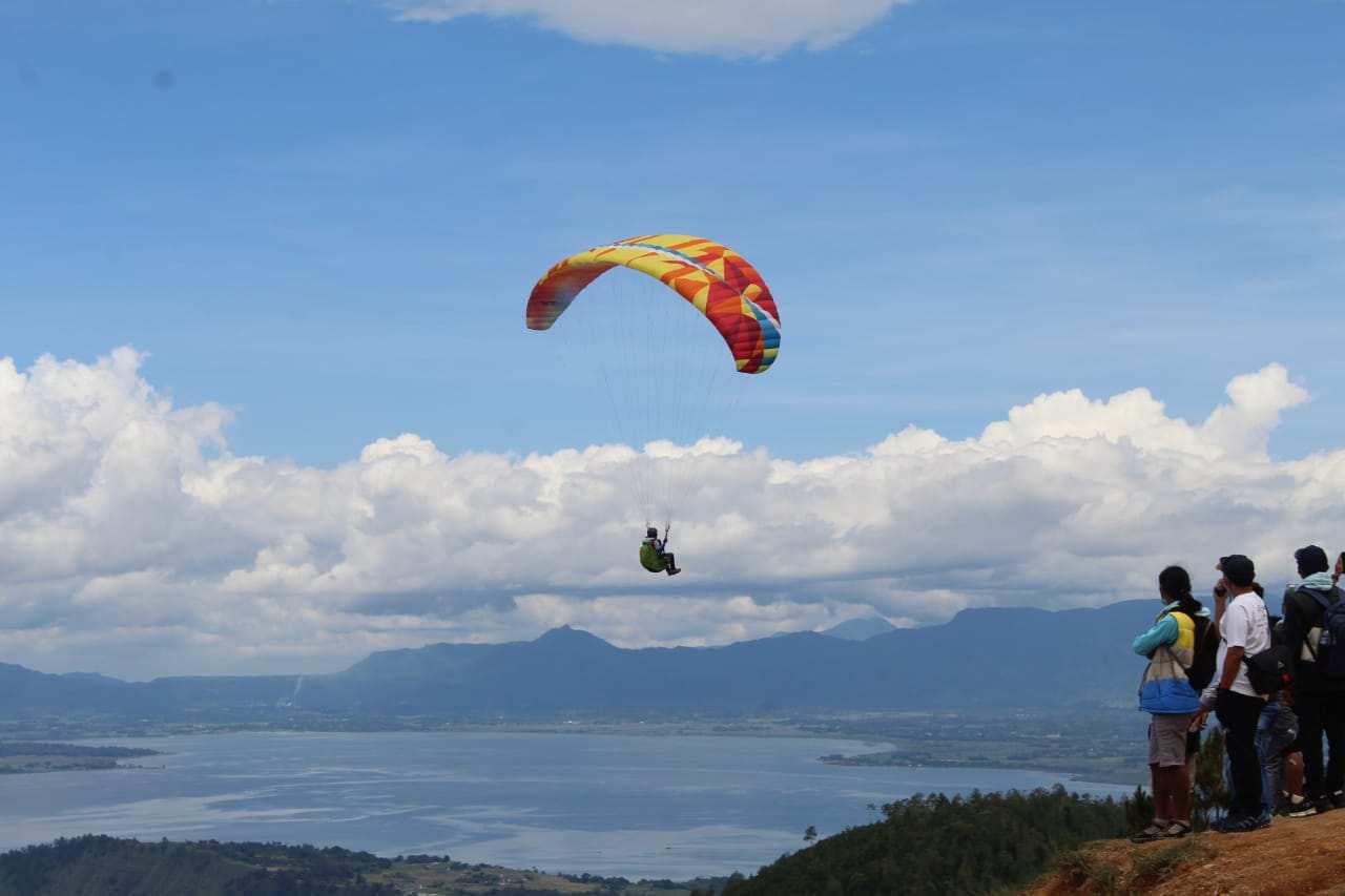 Begini Kisah Paralayang Ada di Hutaginjang Tapanuli Utara