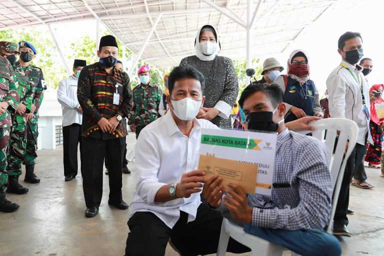 Rudi-Amsakar Menyerahkan Bantuan kepada Penyandang Disabilitas