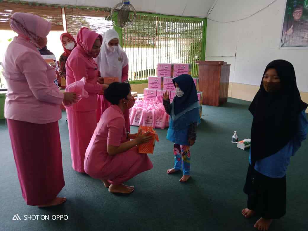 Ketua Bhayangkari Sumut Ny. Rita Panca Putra Simanjuntak Kunjungi Panti Asuhan Darul Aitam