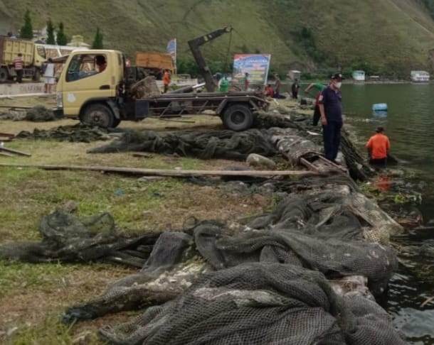 11 Truk Hasil Tim Terpadu Penertiban KJA di Perairan Silahisabungan Dikumpulkan
