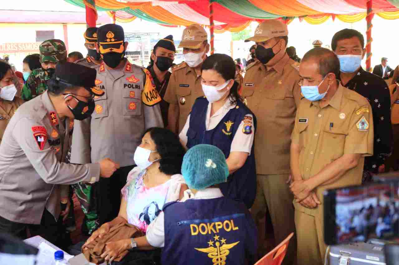 Kunjungi Samosir, Kapolda Sumatera Utara Tinjau Pelaksanaan Vaksinasi Massal