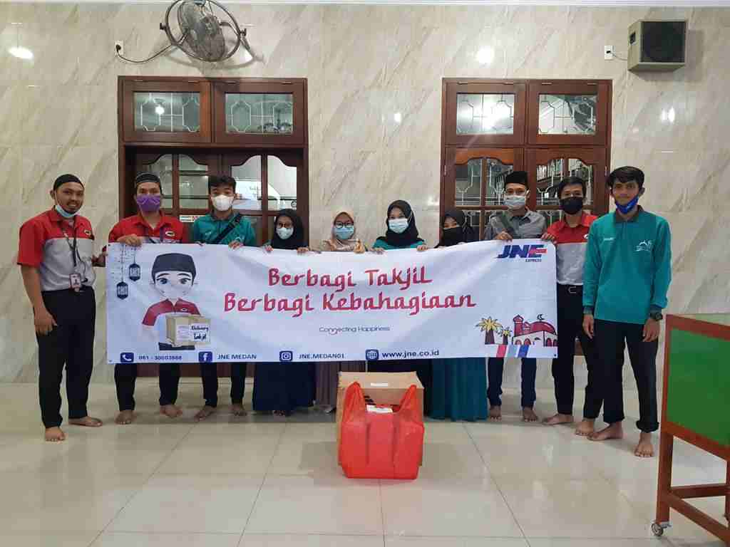 Selama Ramadhan, JNE Medan Bagikan 1200 Box Takjil di 30 Masjid