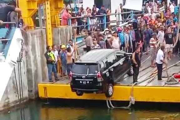 Mobil Jatuh Dari Kapal Feri Ihan Batak Diduga Akibat Rantai Hidrolik Pintu Putus