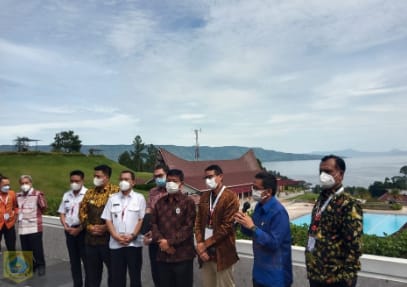 Wabup Pakpak Bharat Sambangi Menteri Pariwisata dan Ekonomi Kreatif di Danau Toba