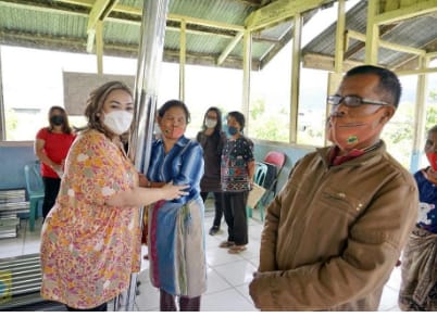 Ketua TP-PKK Kabupaten Pakpak Bharat Serahkan Bantuan Korban Bencana Alam