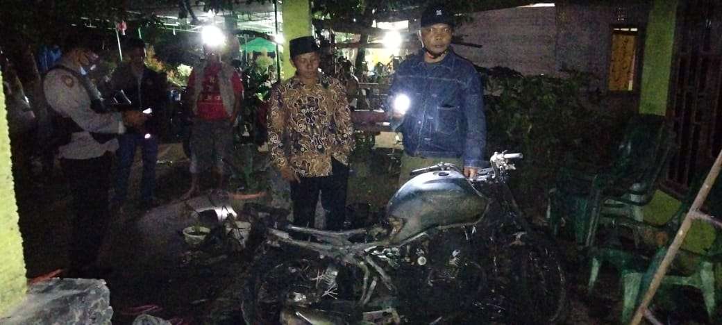 Honda Verza Milik Kades Desa Sidomulyo Asahan Dibakar Orang Tak Dikenal 