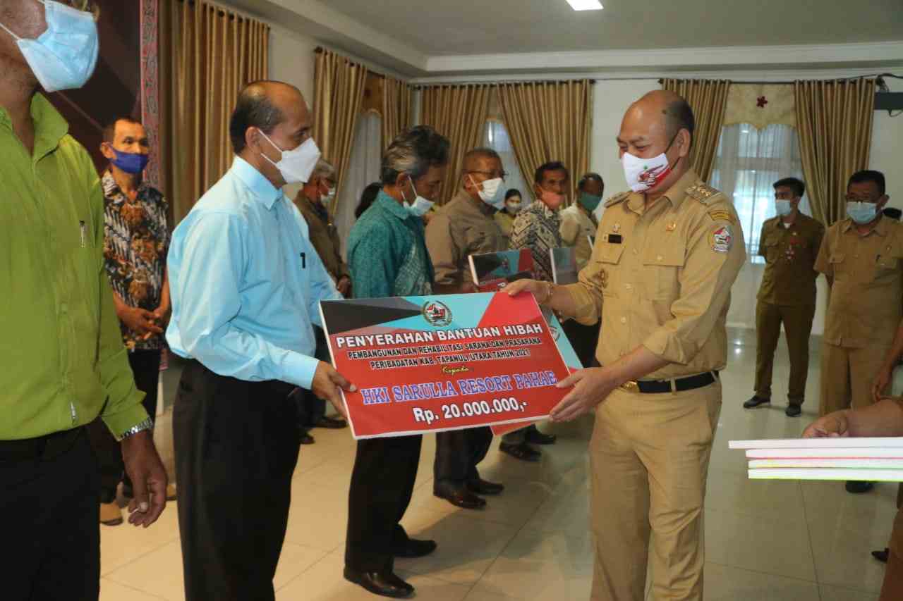 Bupati Taput Serahkan Bantuan Rp800 Juta  71 Tempat Ibadah