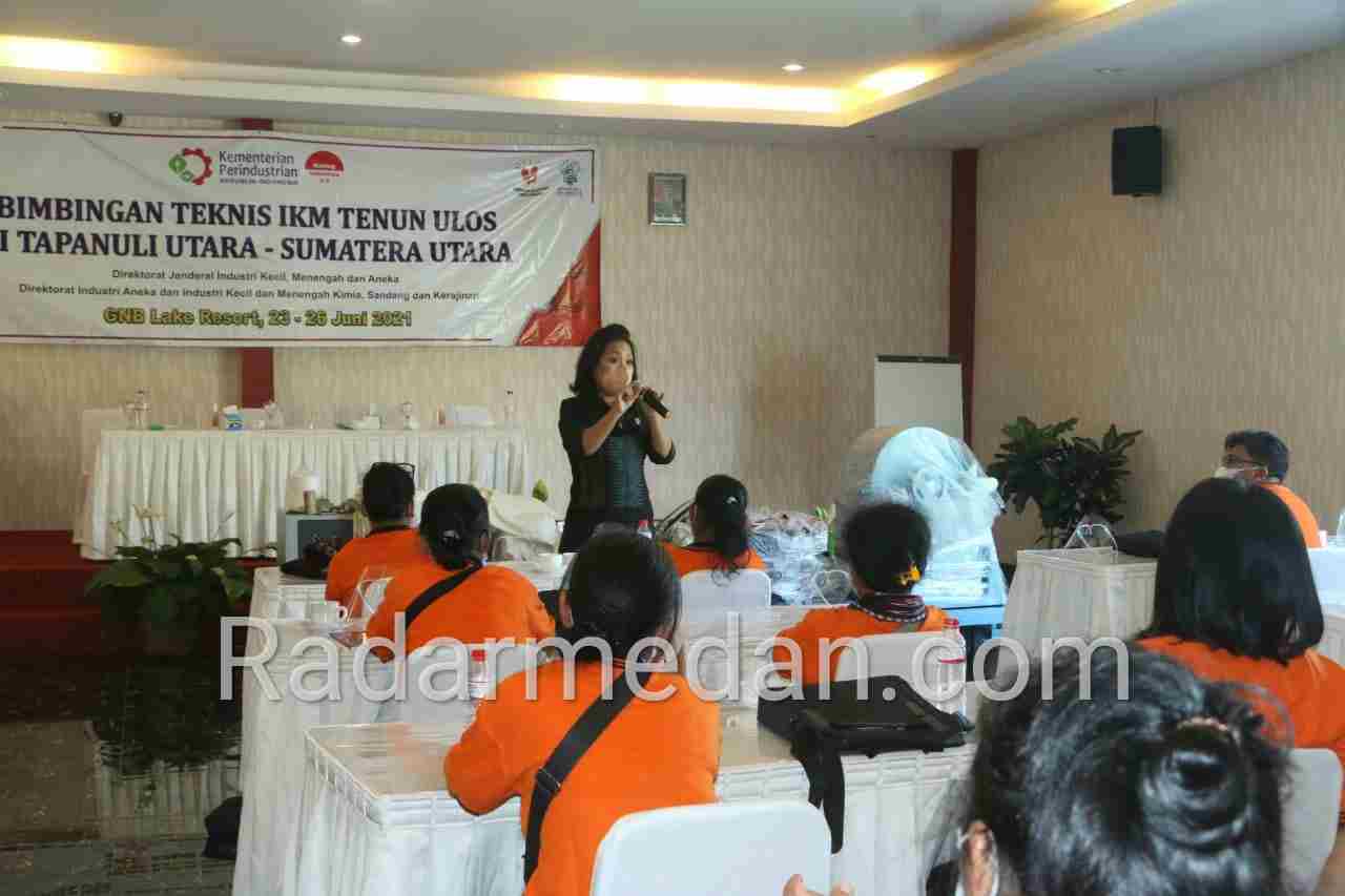 Buka Bimtek IKM Tenun Ulos, Ketua Dekranasda Taput Ajak Pengrajin Makin Inovatif