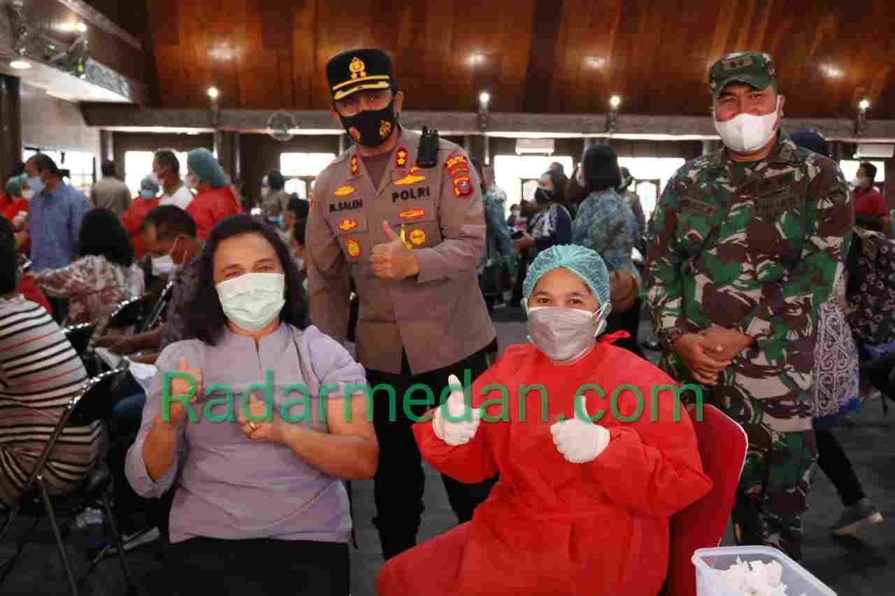 Kapolres Taput Bersama Forkompimda Tinjau Pelaksanaan Vaksinasi Massal di Sopo Partungkoaan Tarutung