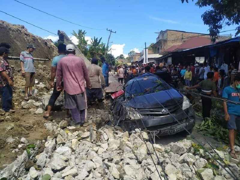Kejadian di Parapat, 3 Orang Tewas Akibat Mobil dan Sepeda Motor Ditimpa Tembok Rubuh