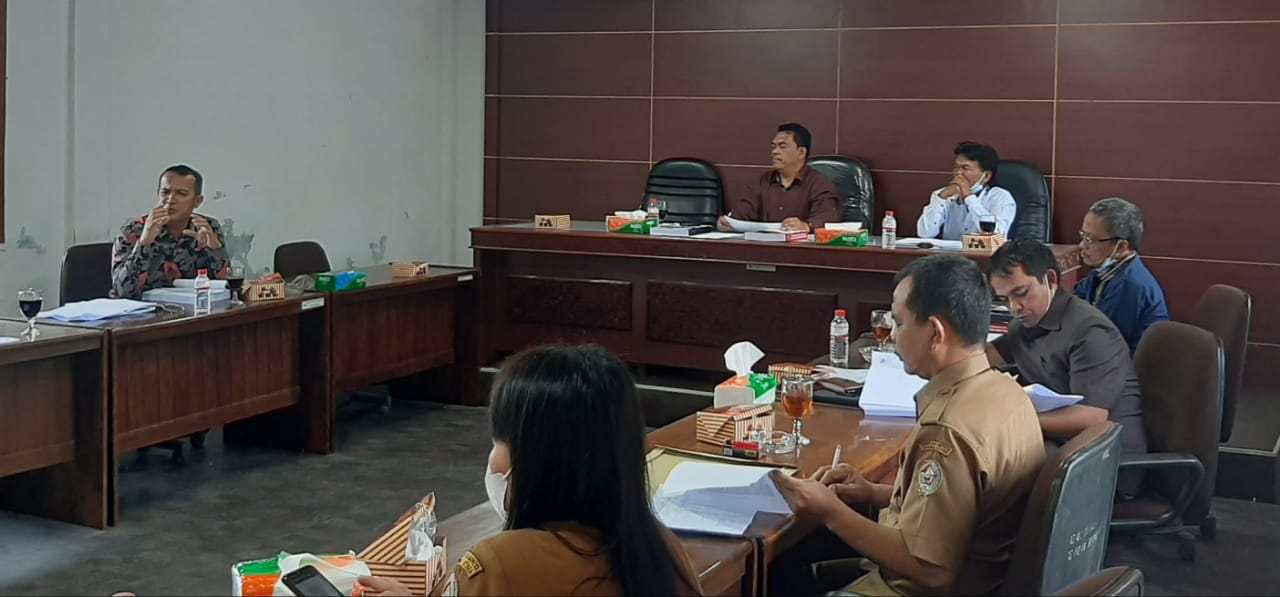 Rapat Komisi C DPRD Taput Bahas Ranperda LKPJ Tahun Anggaran 2020