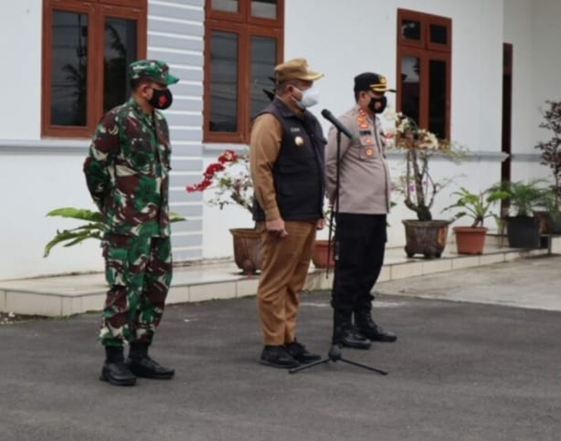 Bupati Dairi Pimpin Apel Kesiapan Satgas Covid-19, Semprot Disinfektan ke Rumah Penduduk