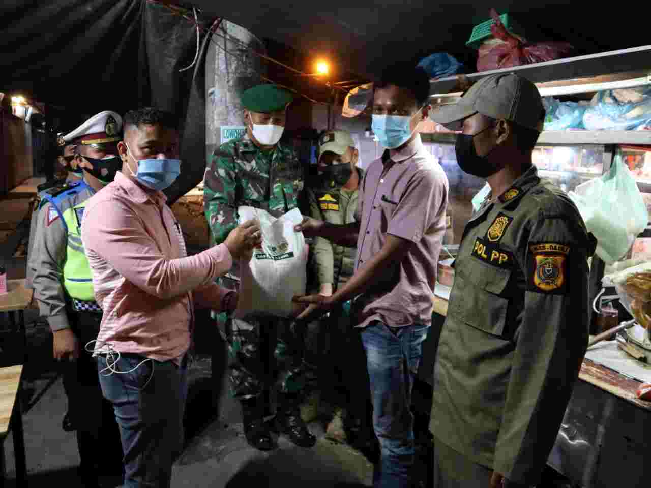 Patroli Gabungan Satgas Covid-19 Dairi, Tertibkan Pengunjung Sambil Bagi Sembako