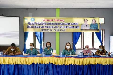 TP PKK Pakpak Bharat Gelar Pelatihan Pembatikan Tradisional dari Bahan Gambir