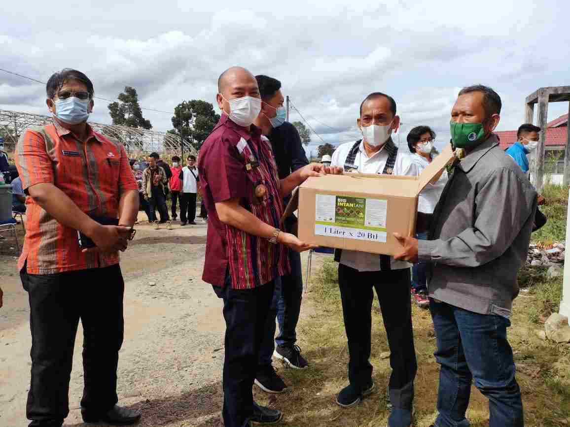 Bupati Taput Serahkan Pupuk Cair Hayati Secara Simbolis kepada 578 Poktan