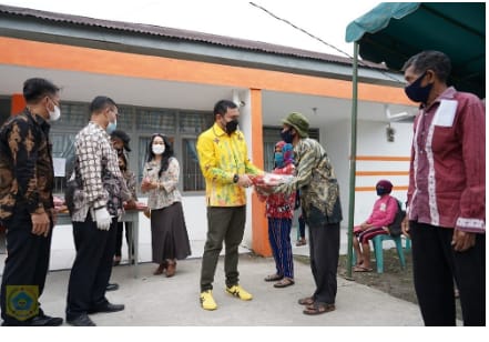 Bupati Pakpak Bharat Serahkan Bantuan Beras Delapan Kecamatan di 52 Desa