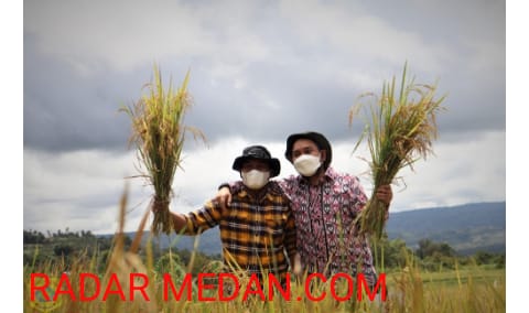Bupati Pakpak Bharat Roadshow Ke Lahan Para Petani