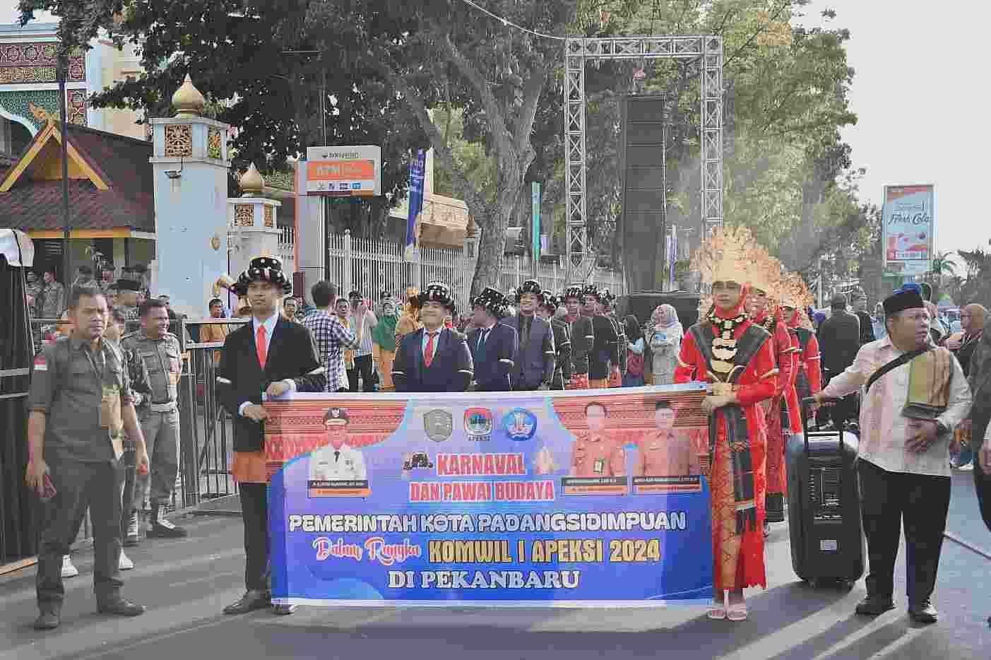 Pemko Padangsidimpuan Ikuti Pawai Karnaval pada Raker Korwil I Apeksi Pekanbaru