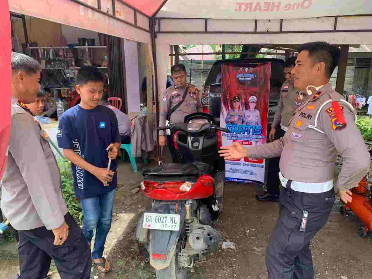 Polres Agam Service Motor Gratis Terhadap Masyarakat Agam yang Terdampak Bencana