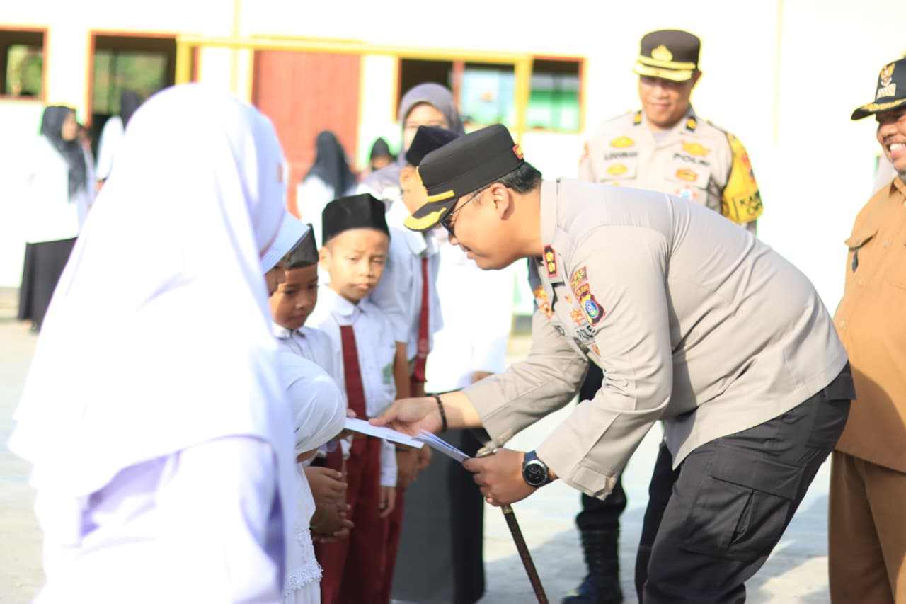 Kapolres Samosir Kunjungi SDN 10 Lumban Suhi-suhi Toruan, Tinjau Program MBG