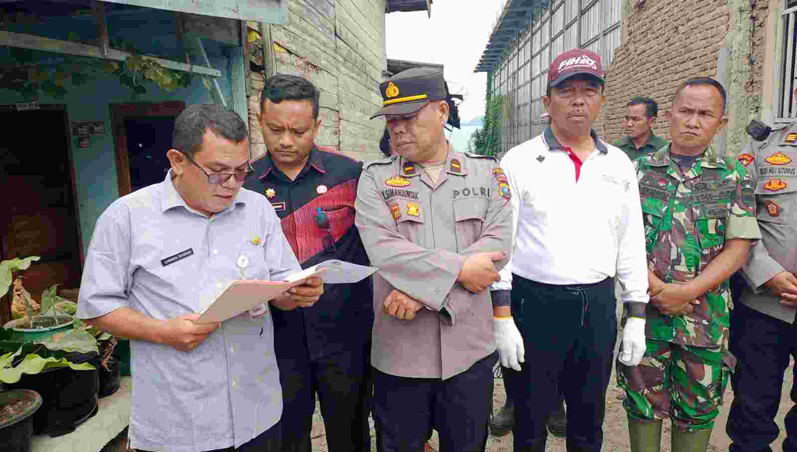 Pemkab Toba Bongkar Bangunan Diatas Drainase Tanpa Ijin di Balige