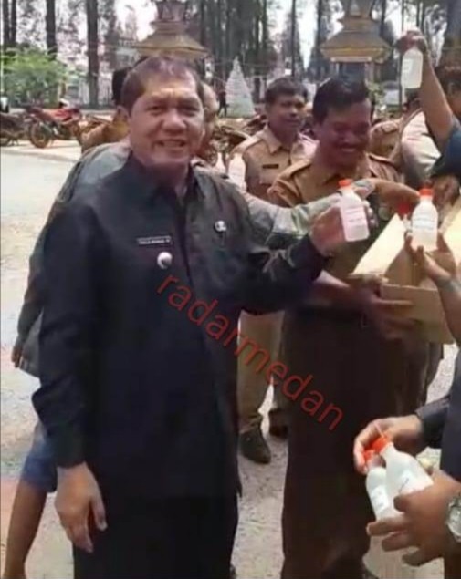 Lawan Covid-19, Pemkab Karo Bagikan Hand Santizer Gratis