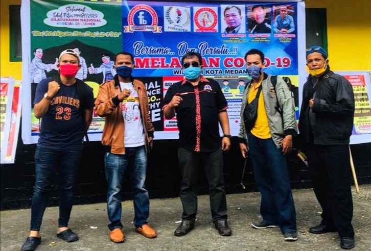 GM Marsia dan Komunitas Facebookers Sumut Semprotkan Disinfektan dan Bagikan Brosur