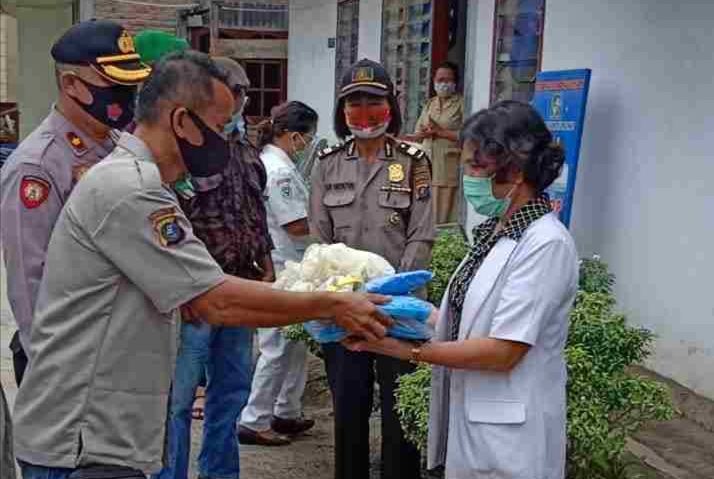 KBPP Polri Sektor Tanah Jawa Berikan Bantuan APD ke Beberapa Puskesmas