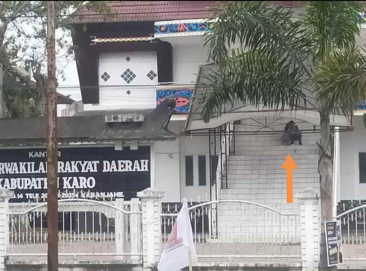 Sepasang Kekasih Lupa Jaga Jarak Ditengah Pandemi Sedang Melanda, Kantor DPRD Jadi Tempat Pertemuan