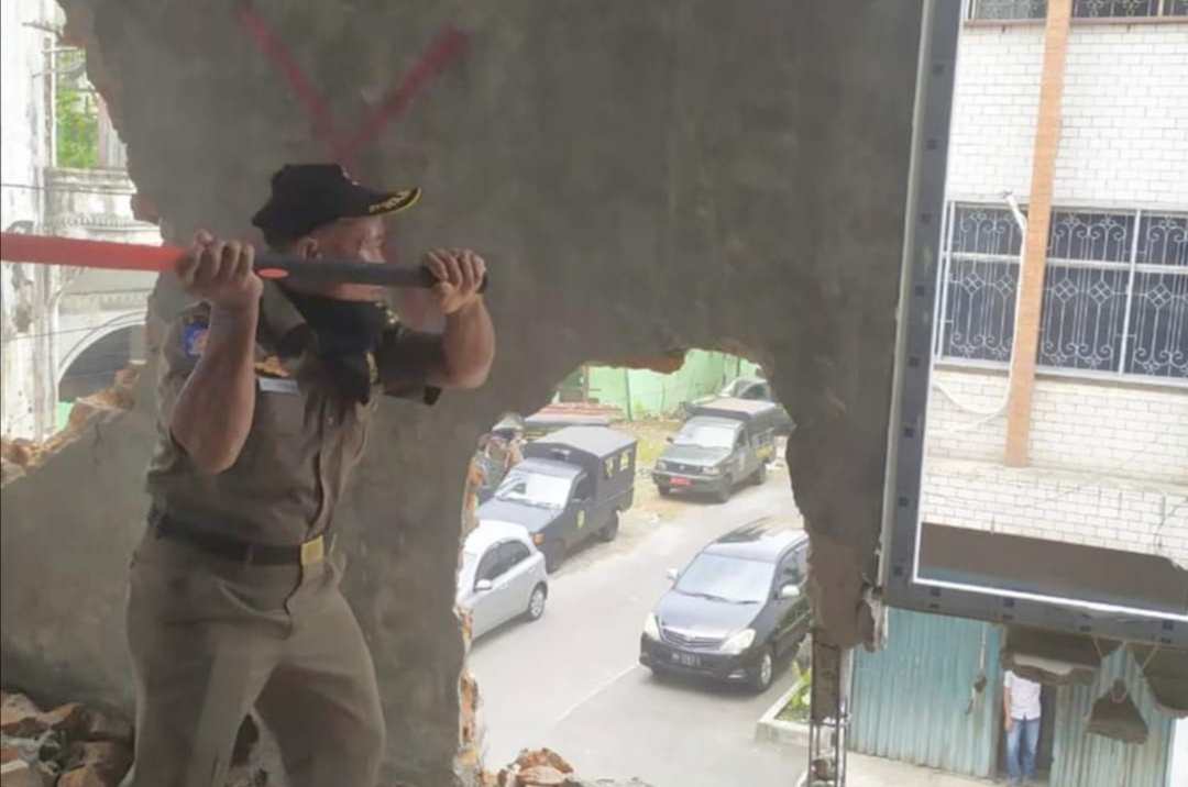 Tim Terpadu Satpol-PP Hancurkan Bangunan Tak Berizin