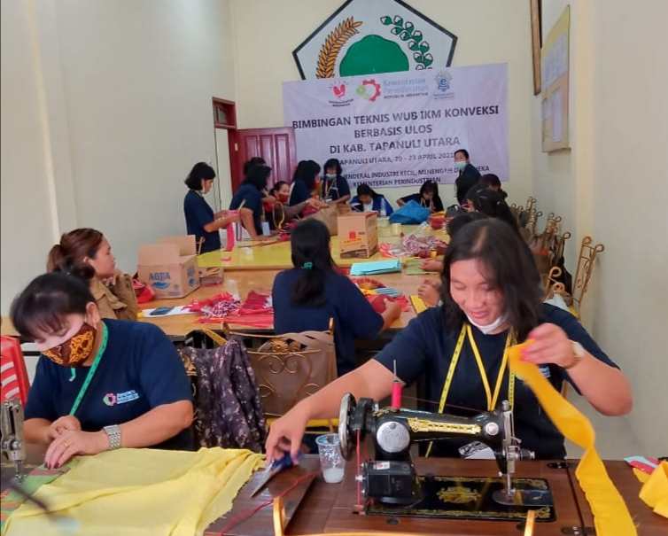 DPD II Partai Golkar Taput Lakukan Pelatihan IKM Kaum Perempuan