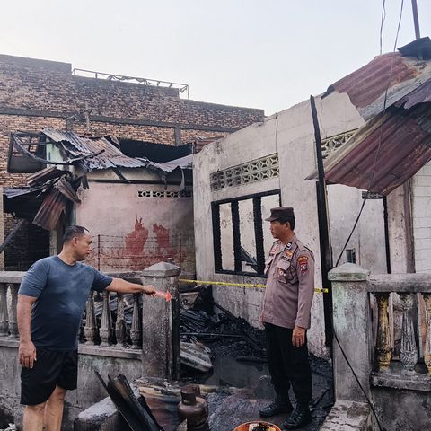 Niat Panaskan Kereta, Percikan Api Sambar Pertalite Hanguskan Dua Rumah di Perbaungan