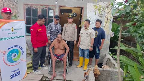 Sinergi TNI-Polri dan Socfindo, Bantu Warga Stroke dengan Kursi Roda 