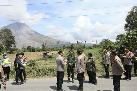 Kapolda Sumut Pantau Langsung Kondisi Sinabung dan Kesiapan Personel Bantu Masyarakat di Karo