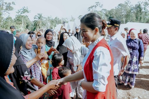 Kahiyang Ayu Dampingi SERUNI Salurkan Bantuan untuk Korban Bencana di Tapsel