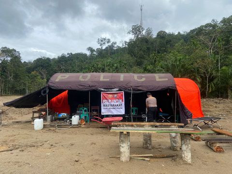 Polres Labusel Bersama Warga Gotong Royong Pulihkan Batang Toru Pasca banjir