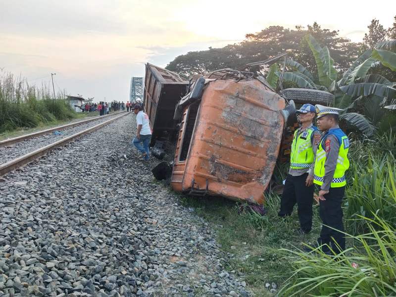 Kecelakaan Maut di Sergai: Dump Truk Disambar KA Putri Deli, 1 Tewas dan 1 Luka-luka