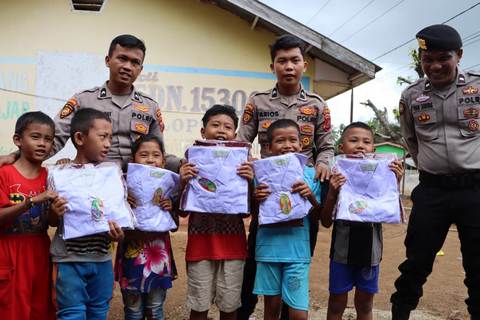 Peduli Masa Depan Anak Bangsa, Wakapolri Beri Bantuan Seragam Sekolah Pasca Bencana di Tapteng