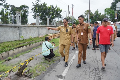 Rico Waas Tinjau Pembangunan Trotoar di Jalan Juanda dan Merak Jingga