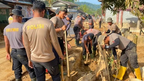 Dari Pembersihan Parit hingga Air Bersih, Brimob Bantu Warga Tapanuli Tengah Bangkit