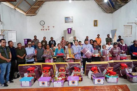 Bupati Taput Sapa Warga Terdampak Puting Beliung, Pastikan Bantuan Disalurkan