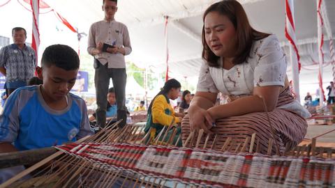 60 Pelajar ikuti Lomba Tenun Sirat Tojuk Meriahkan HUT ke-27 Kabupaten Toba