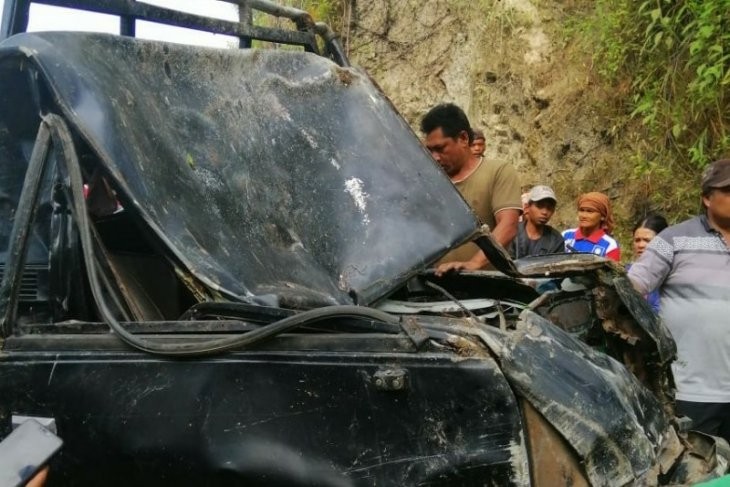 Diduga Rem Blong Mobil Barang L300 Masuk Jurang di Desa Bawang, Simalungun