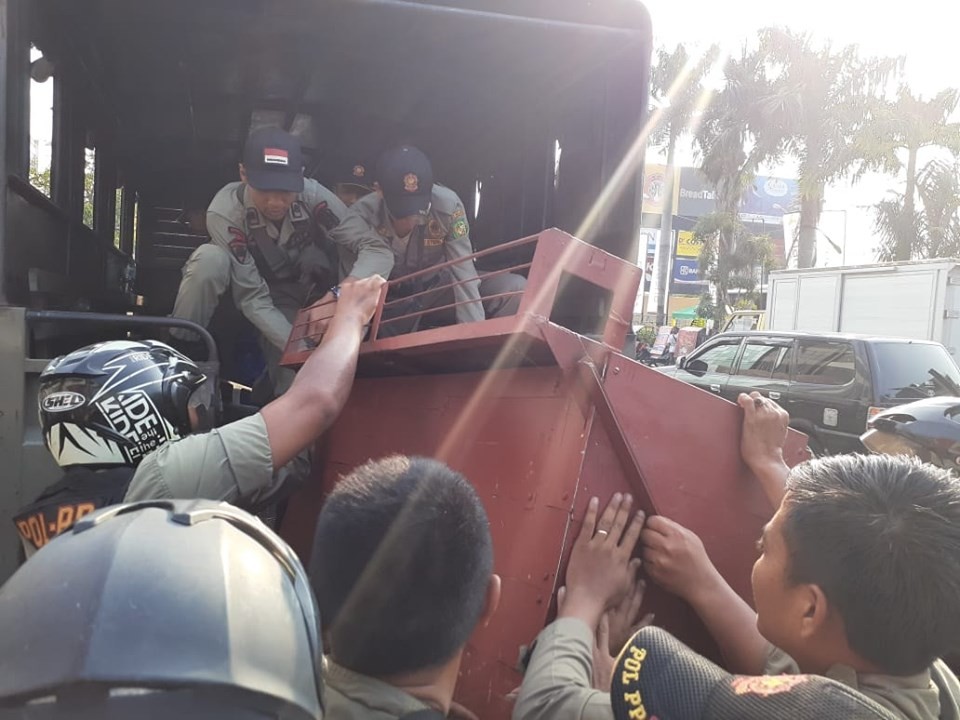 Satpol PP Medan Tertibkan PK5 Depan Medan Fair