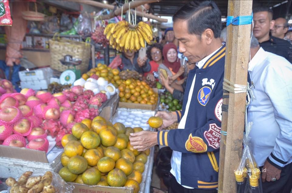 Presiden_Jokowi_menawar_jeruk.jpg
