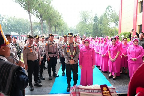 Resmi Pimpin Polda Sumut, Irjen Pol Sonny Irawan Disambut Ulos dan Tarian Tradisional