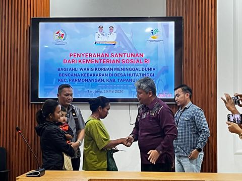 Pemkab Tapanuli Utara Serahkan Santunan Korban Kebakaran Hutatinggi