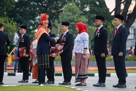 HUT Ke-81 RI, Wali Kota Medan Serahkan Satyalancana Karya Satya Presiden RI kepada Kadis Kominfo