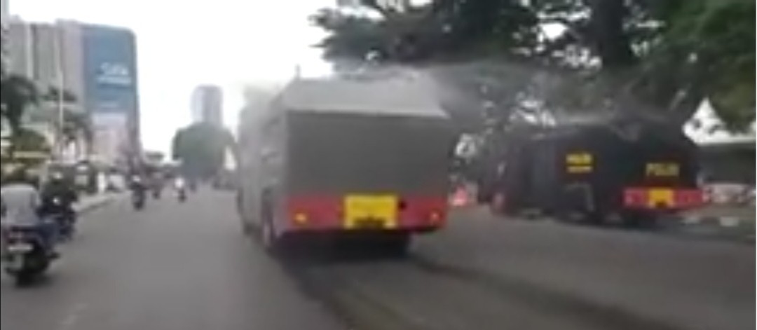 Water Canon Sat Brimob Poldasu Semprotkan Disinfektan di Beberapa Ruas Jalan