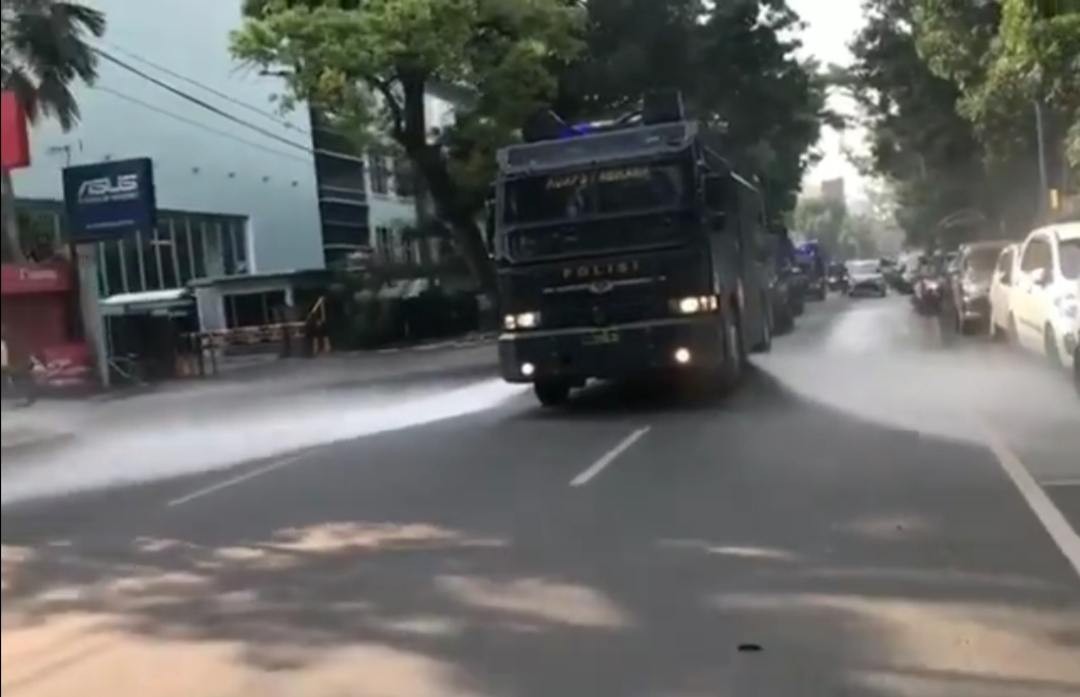 Warga Apresiasi Penyemprotan Disinfektan, Imbauan Tetap Dirumah Perlu Sembako